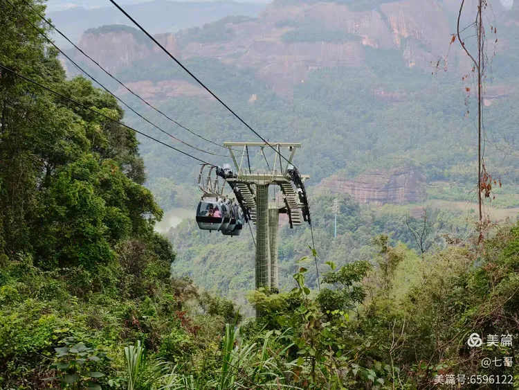 乘坐丹霞索道是最便捷登山去长老峰的途径